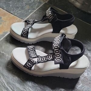 SOUL Naturalizer Black and White Sandals with Platform Sole. Lightweight, Comfor